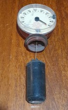 Vecchio indicatore misuratore di livello verticale galleggiante serbatoio 