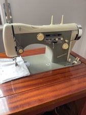 Macchina da cucire Necchi Supernova con mobile, istruzioni e kit cucito