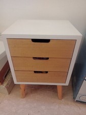 Mobiletto in legno bianco e marrone  con tre cassetti e specchio a filo incluso