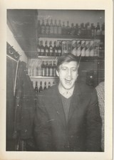  B3 - Foto Photo Fotografia Anni 70 - Giovane Uomo Bar Bottiglie Bancone