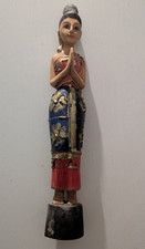 Statuetta thailandese in legno dipinto, donna in preghiera con abito colorato