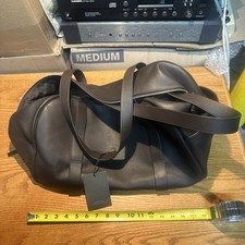 Una borsa a mano in pelle