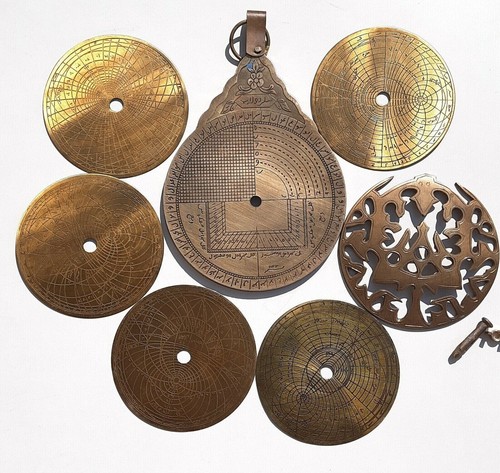 Antico astrolabio arabo