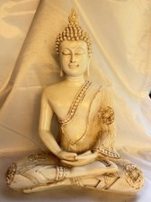 Statua di Buddha in meditazione Thailandia gesto mudra