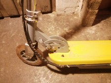 Monopattino mini giallo da bambino 