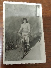 42. Antica foto cm. 9,2X6,2. Donna in Bicicletta. 1950