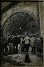 LARGE 1975 Press Photo Lois