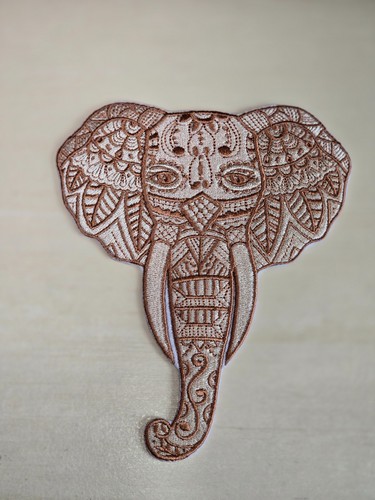 Elefante maestoso tribale