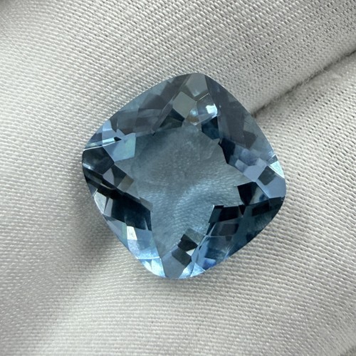 Pietra preziosa topazio blu