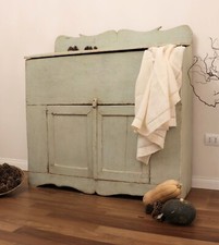 Credenza con secchiera. Mobile rustico tipico delle cascine. Colore verde acqua.