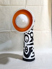 Lampada di design fatta a mano, in carta pesta riciclata e dipinta a mano.