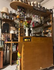 mobile bar fatto a mano in legno laccato, con cassetti e ruote per spostarlo.