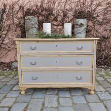 Vecchio comò credenza cassettiera laccato grigio-marrone con tornitura