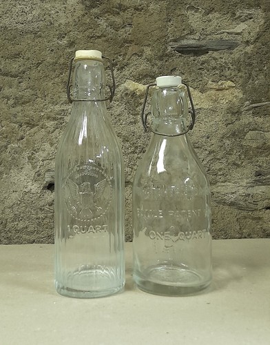 Coppia bottiglie del latte