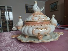 ANTICA ZUPPIERA IN PORCELLANA CAPODIMONTE. 