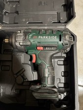 Avvitatore a percussione a