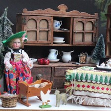 Mobili antichi per bambole con