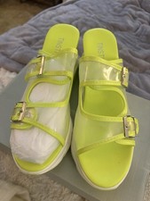 Scarpe con zeppa al neon molto