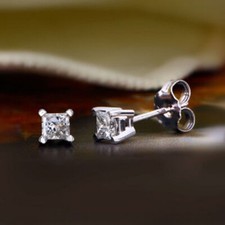 Orecchino a perno solitario