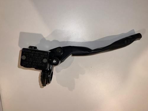 Front brake master cylinder - front,