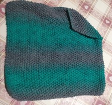 poncho bimba 6-12 mesi, colore verde/grigio lavorato a mano, punto "riso"