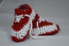 Sneakers scarpe ginnastica neonato, uncinetto, rosso e bianco. Nuovo.