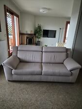 divano di stoffa a tre posti