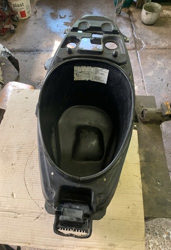 Carena vano sottosella scooter