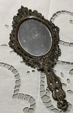 Vecchio specchio in metallo