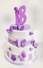 Torta scenografica finta 18° Compleanno lilla bianco farfalle gomma eva 2 piani