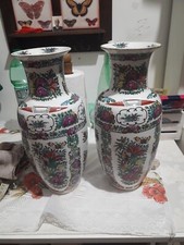 COPPIA DI VASI CINESI DI PORCELLANA DECORATI FIORI.
