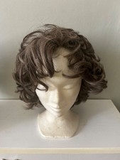 Parrucca da donna castano con sfumature argentate, taglio medio/corto