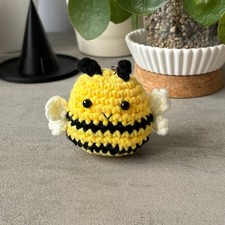 Portachiavi ape kawaii amigurumi fatta all'uncinetto