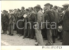 1955 ca MAZARA DEL VALLO Contadini attendono sorteggio dei lotti di terra *Foto