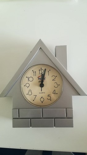 Orologio forma casa con - a,