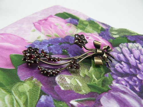 Spilla granato stile liberty