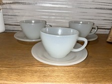 Tazze e piattini opalescenti