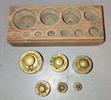PICCOLA PESIERA ANTICA IN LEGNO + 6 PESI PUNZONATI IN OTTONE DA 200 Gr. A 10 Gr.