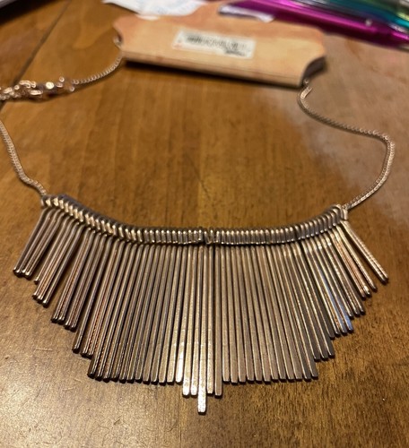Collana tono oro - , stile
