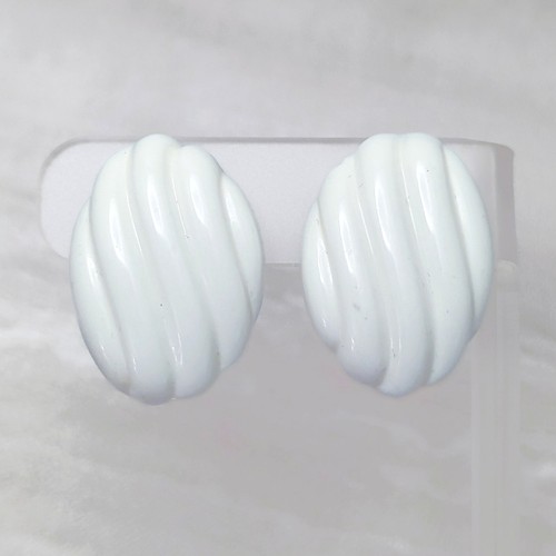 Vintage clip earrings - on,