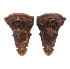 Coppia di mensole da parete in gesso marrone figurativo altamente intagliato