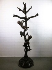 Scultura appendiabiti in legno intagliato con statua albero e due putti 1900