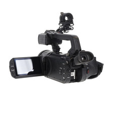 Videocamera Canon XF400 4K, con supporto microfono, impugnatura e tappo obiettivo anteriore