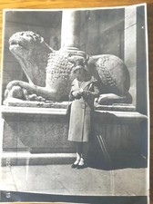 FOTO FIGURA FEMMINILE ABITI ANNI 20 E LEONE CATTEDRALE CREMONA COSTUME SCULTURE