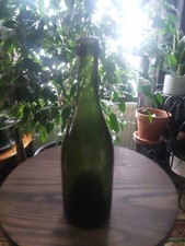 Antica bottiglia di vino verde