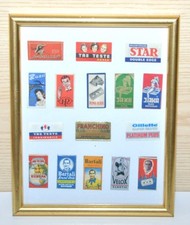 Quadro con 16 lamette da barba