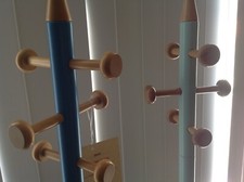 Appendiabiti da terra in legno porta abiti dal design a matita per ragazzi