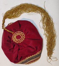 Copricapo greco tipo basco in velluto rosso e copricapo nordafricano, anni '70.