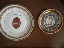 Coppia Piatti Vintage Fornasetti E Fabergè In Porcellana 
