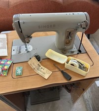 SINGER  - MACCHINA PER CUCIRE  VINTAGE CON MOBILE IN LEGNO MODERNARIATO